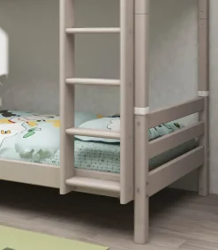 Etagenbett mit zusätzlicher Höhe und senkrechter Leiter