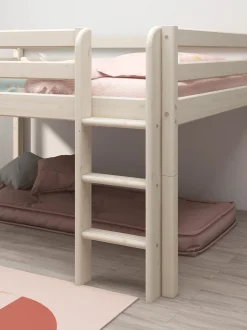Halbhohes Bett
