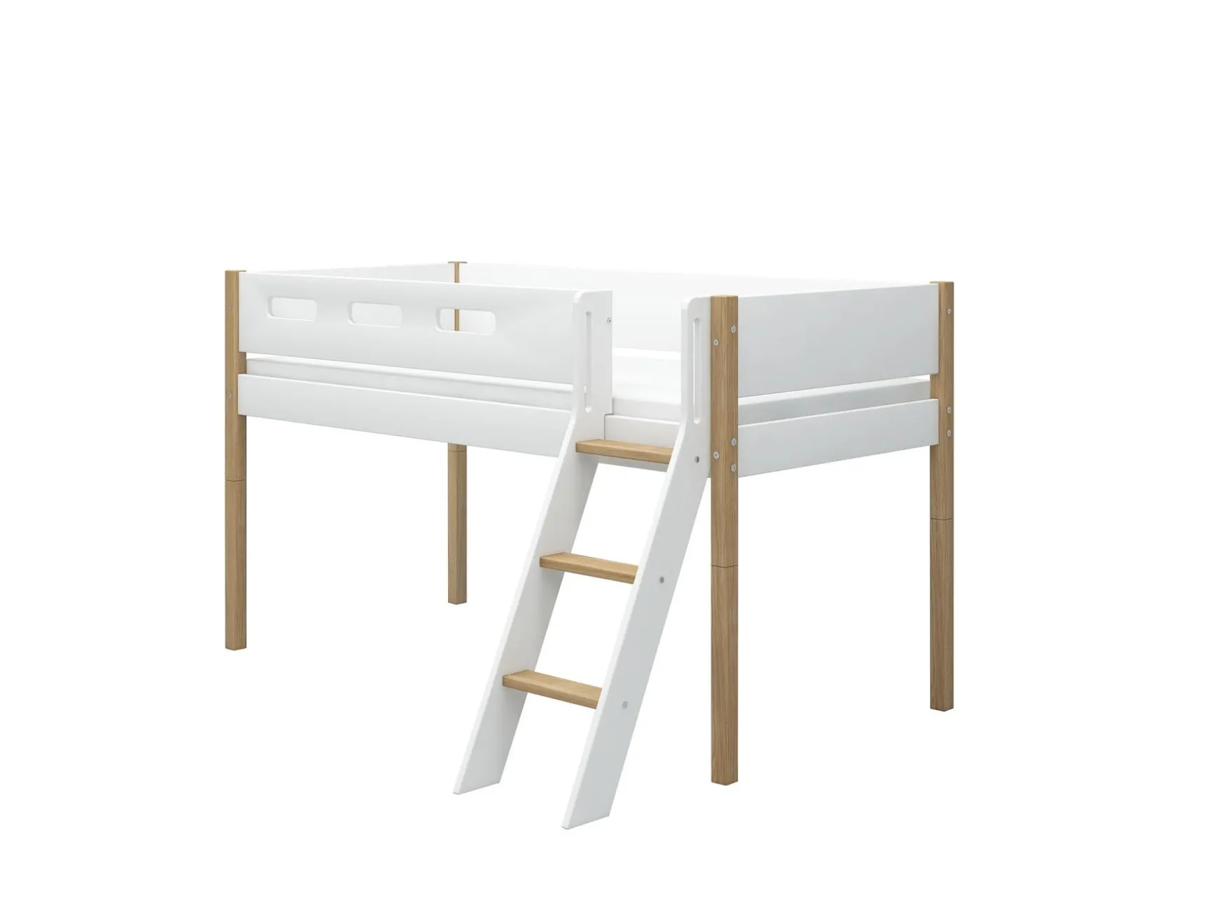 Halbhohes Bett mit Schrägleiter