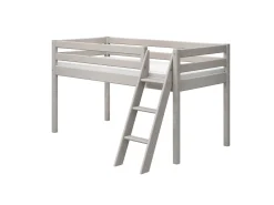 Halbhohes Bett mit Schrägleiter
