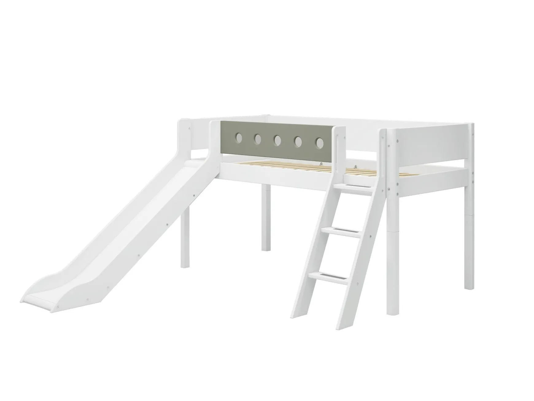 Halbhohes Bett mit Schrägleiter und Rutsche