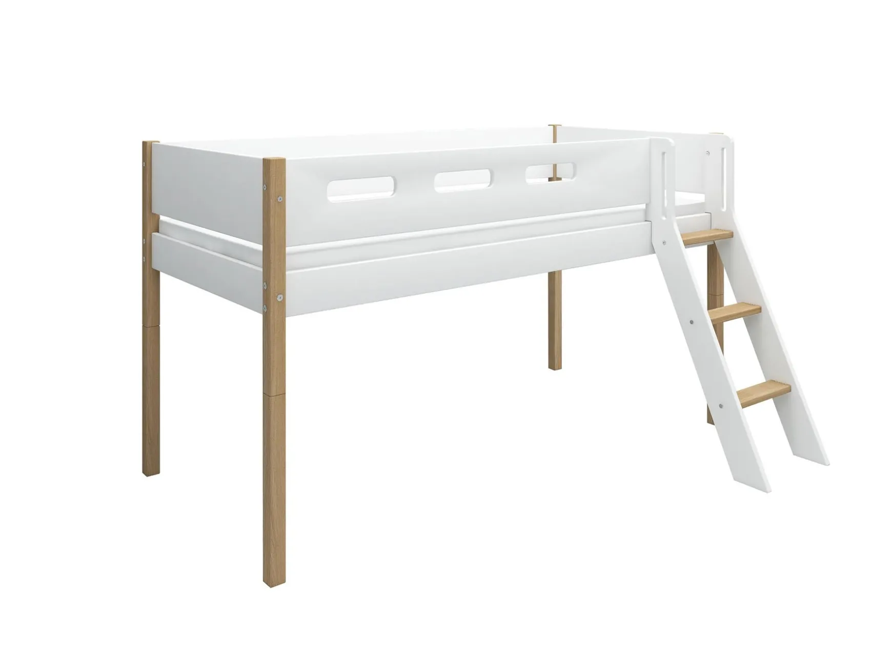 Halbhohes Bett mit Schrägleiter