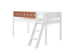 Halbhohes Bett mit Schrägleiter