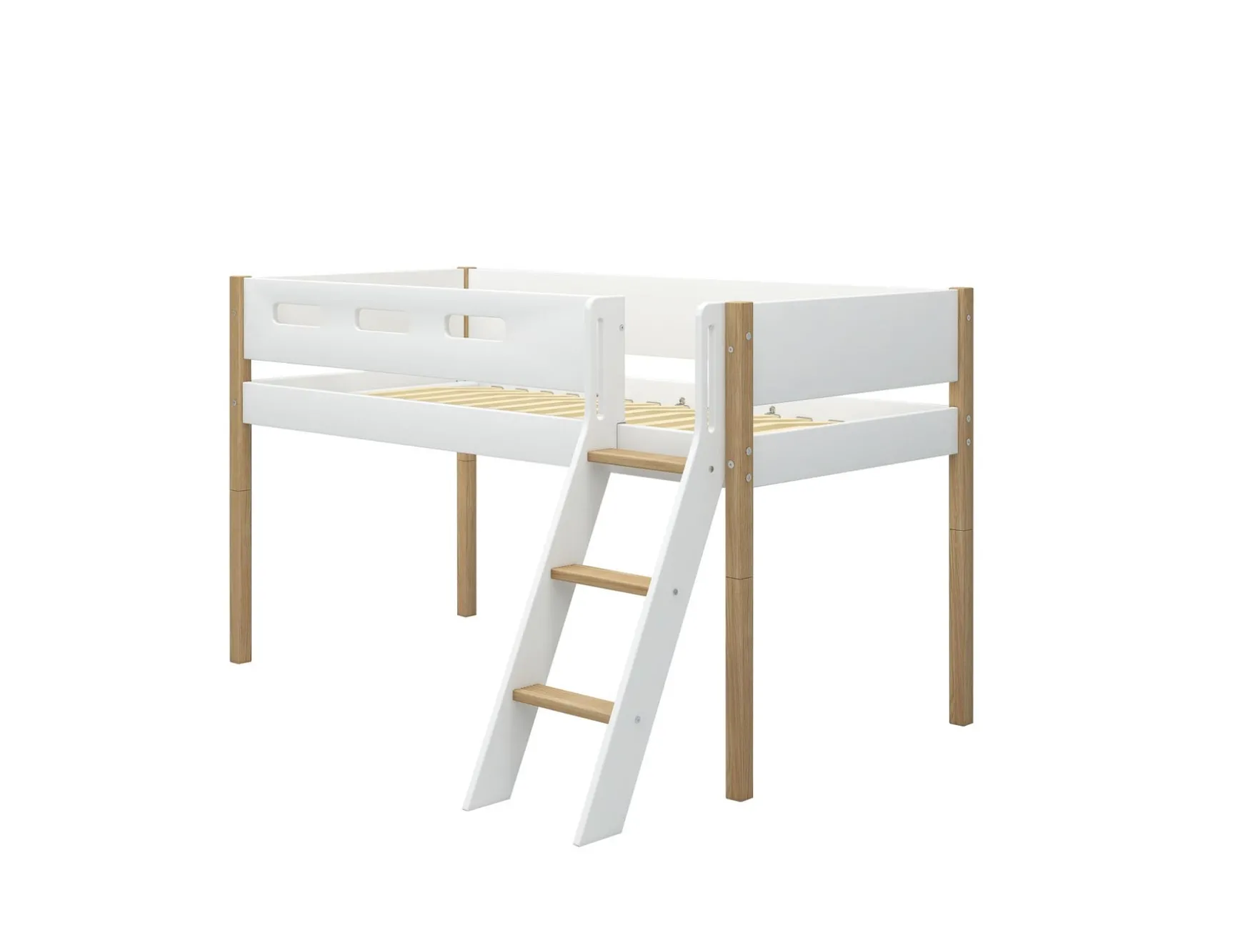 Halbhohes Bett mit Schrägleiter