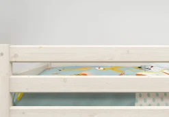Mittelhohes Bett m. senkrechter Leiter