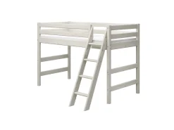 Mittelhohes Bett mit Schrägleiter