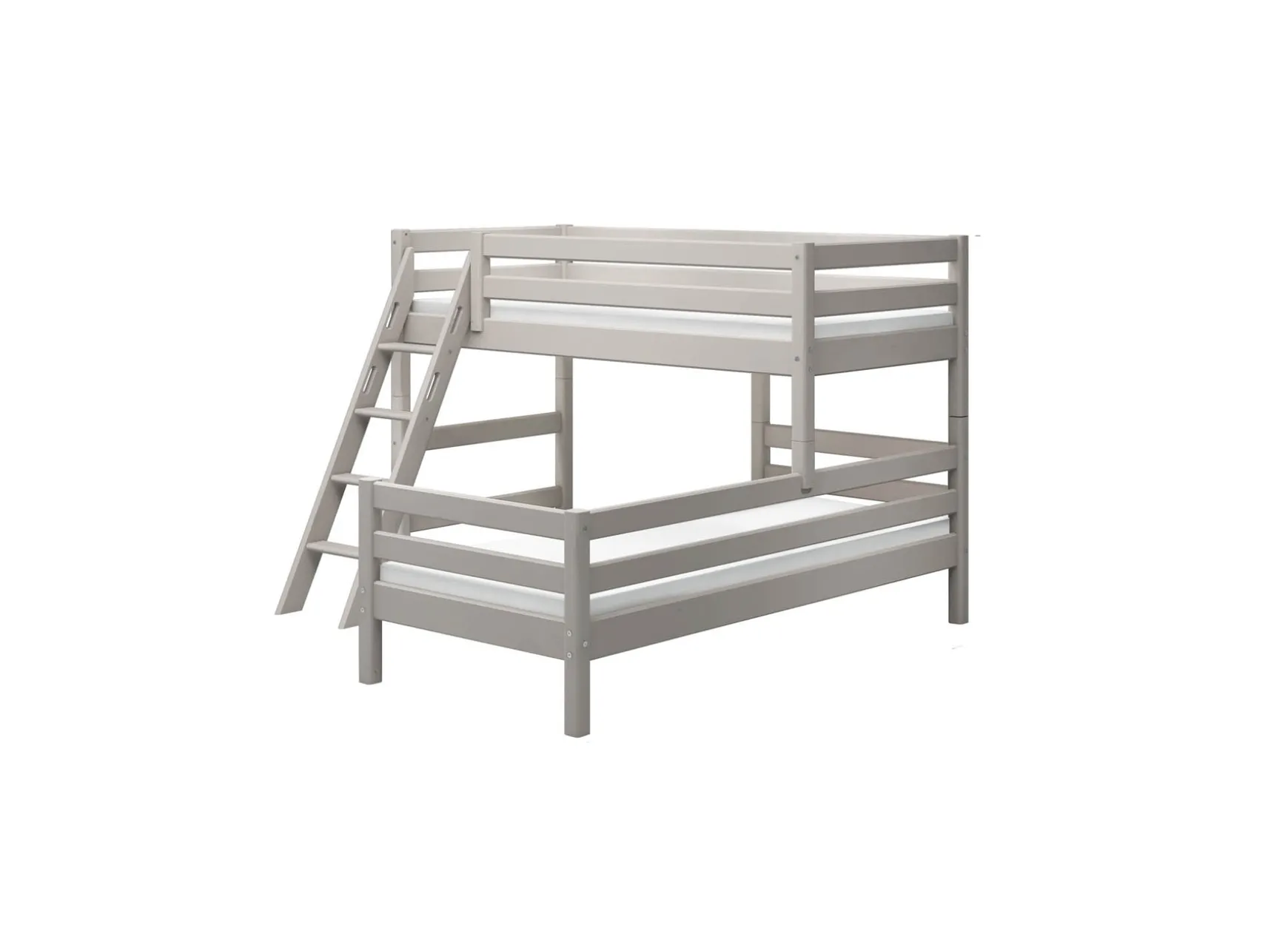 Mittelhohes Bett mit Schrägleiter