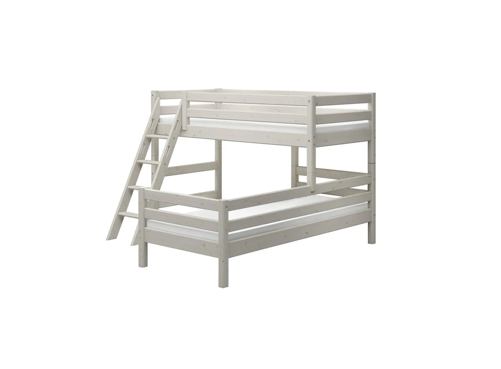 Mittelhohes Bett mit Schrägleiter