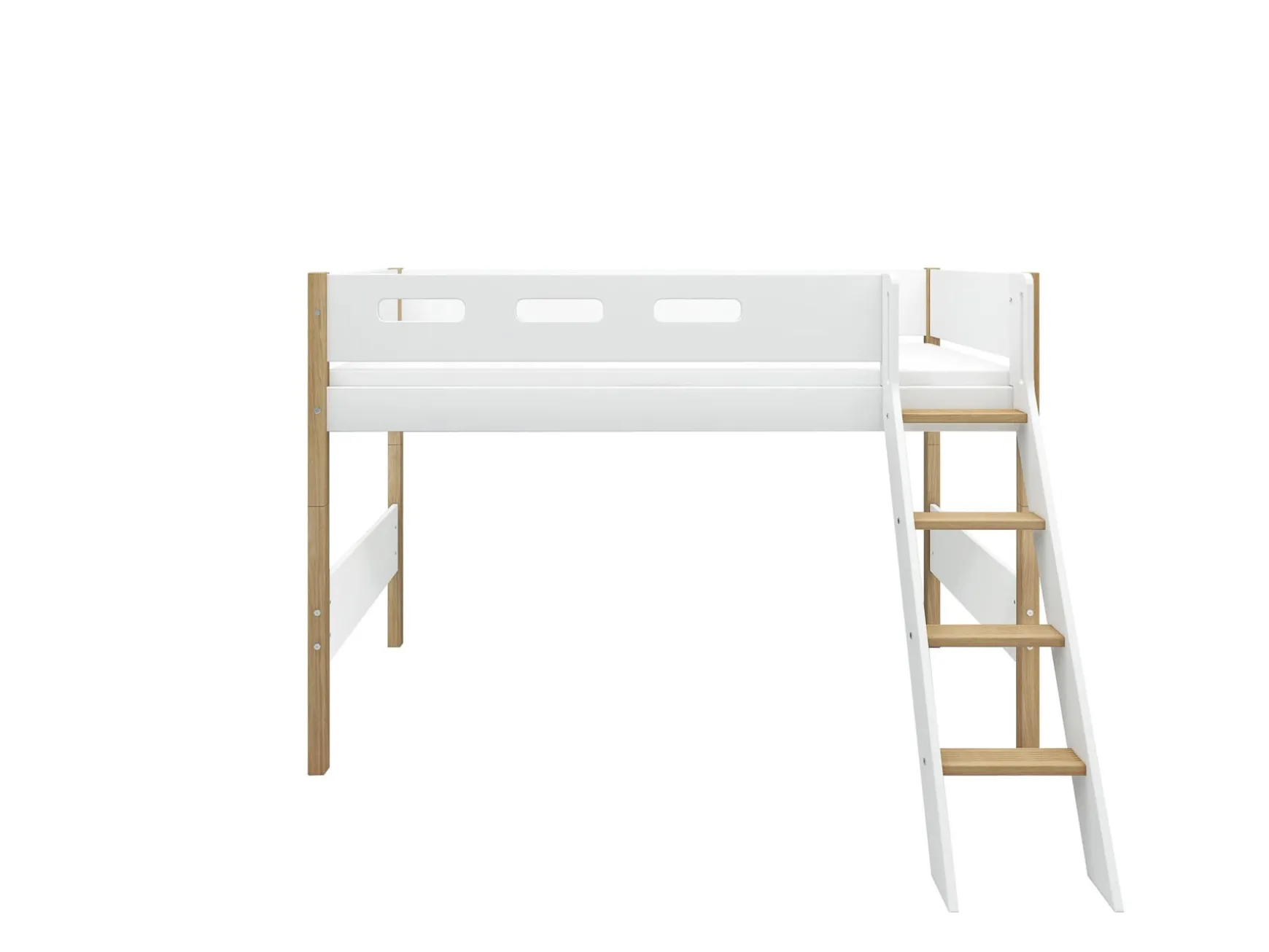 Mittelhohes Bett mit Schrägleiter