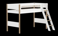 Mittelhohes Bett mit Schrägleiter