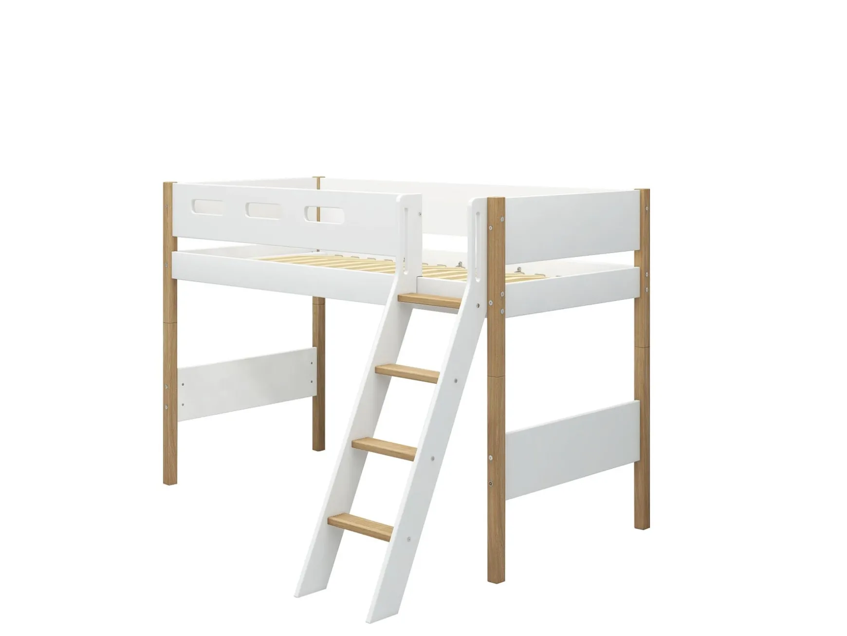 Mittelhohes Bett mit Schrägleiter