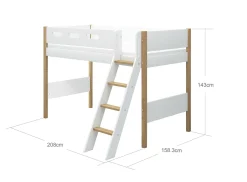 Mittelhohes Bett mit Schrägleiter