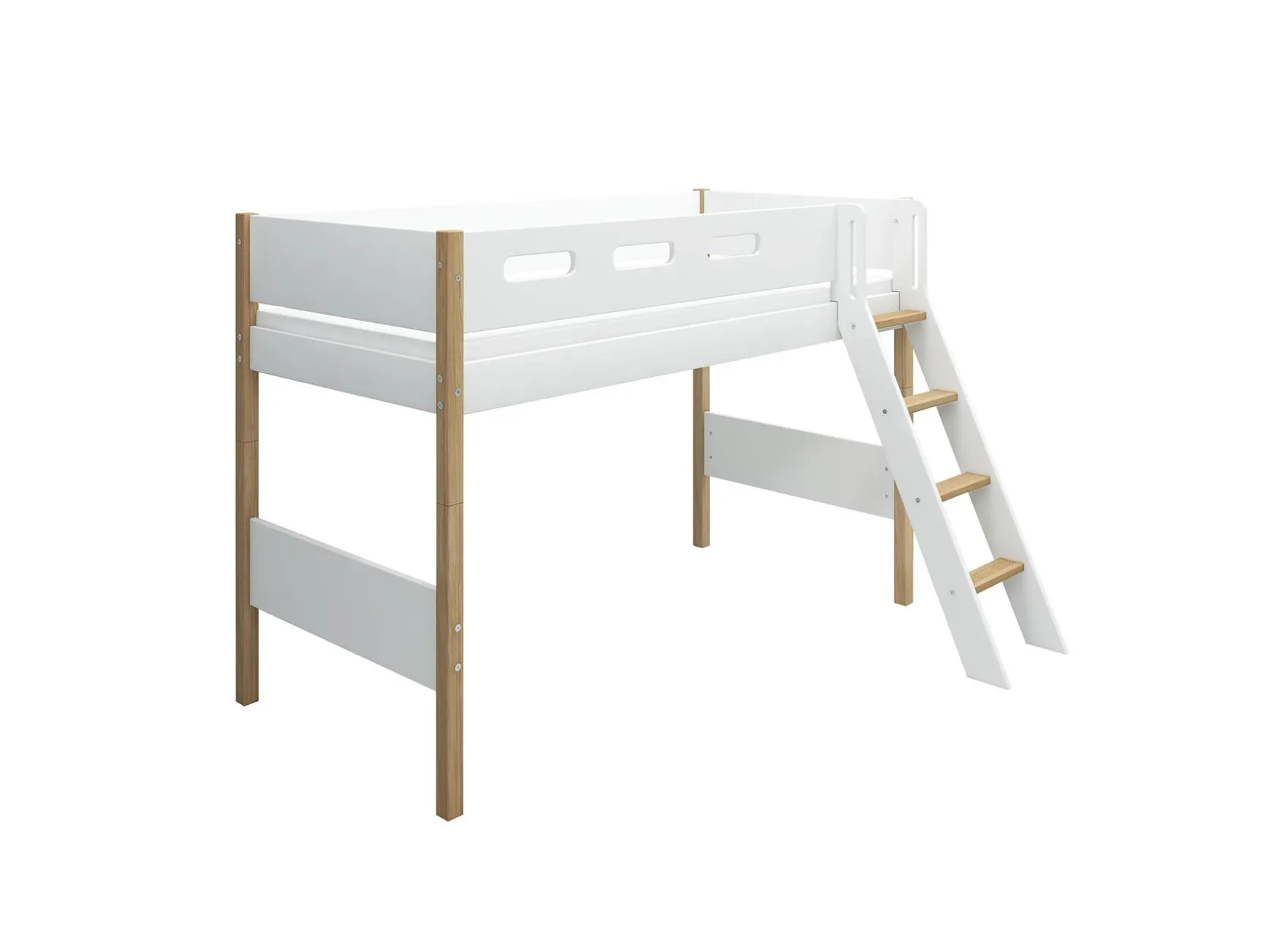 Mittelhohes Bett mit Schrägleiter